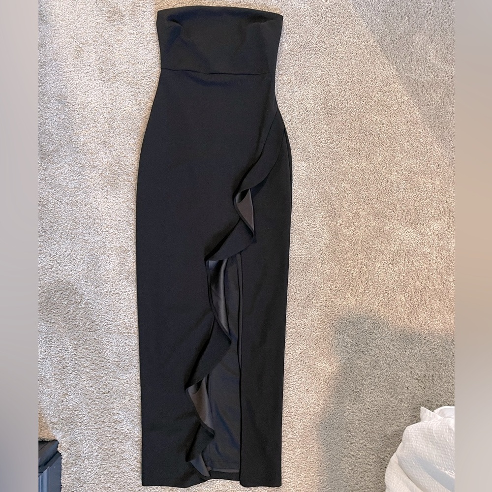 Lulu’s strapless dress with slit & ruffle in black XS